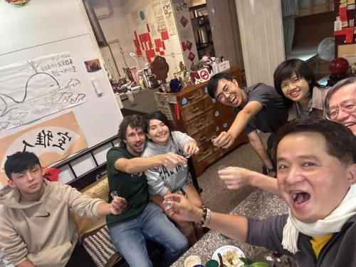 a group of people are posing for a picture at 集集藝術家背包客之家包層 in Jiji