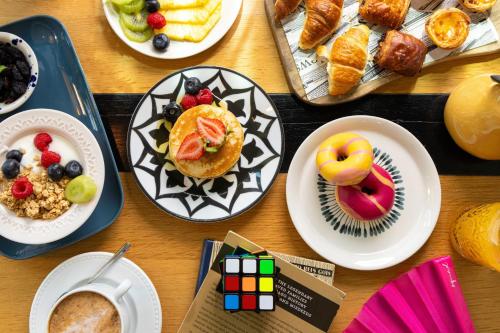 バルセロナにあるエキスポ ホテル バルセロナの食べ物とペストリーをトッピングしたテーブル