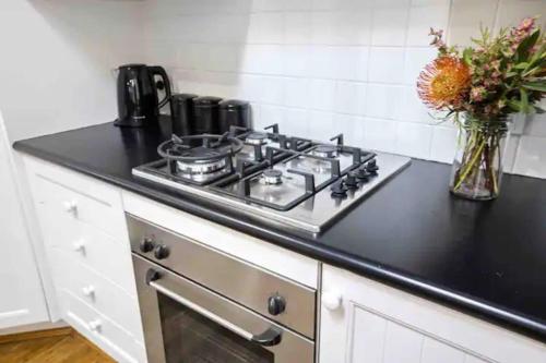 Una cocina o cocineta en Green View Retreat Only 7 minutes to Terrigal Beach