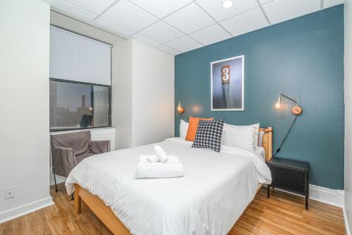 Ένα ή περισσότερα κρεβάτια σε δωμάτιο στο Furnished Apartment in Downtown