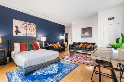 Ένα ή περισσότερα κρεβάτια σε δωμάτιο στο Furnished Apartment in Downtown