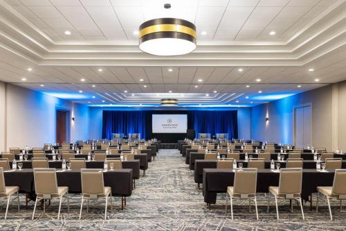 a conference room with chairs and a podium in the middle at Sheraton Suites Chicago O'Hare in Rosemont