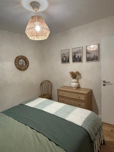 Katil atau katil-katil dalam bilik di appartement chaleureux 60m2 neuf à proximité de tout, proche centre Samoëns
