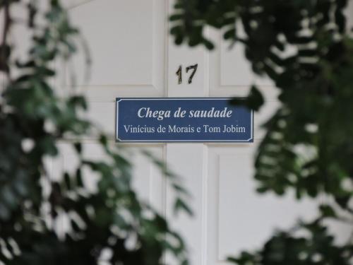 a sign that reads chechev de sandwich on a building at Pousada D'amoras in Conservatória