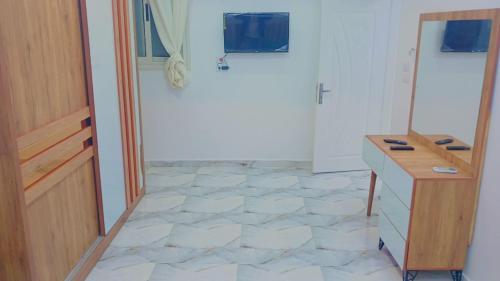 a kitchen with a counter and a tile floor at اهلا بيكم في بيتنا in Jazīrat al ‘Awwāmīyah