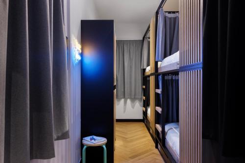 Una cama o camas en una habitación de Retroverse Hostel
