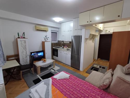 una stanza con cucina e soggiorno di Studio Azman a Skopje
