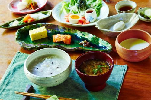 Jídlo v ryokanu nebo okolí