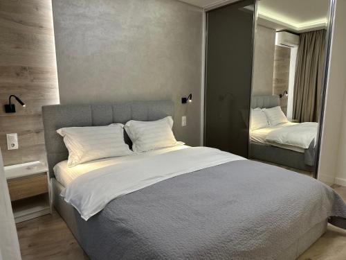 Postel nebo postele na pokoji v ubytování Delux 1 - Plovdiv Луксозен апартамент с паркинг