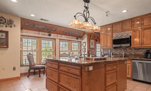 Η κουζίνα ή μικρή κουζίνα στο Manchester Georgia Mountain estate with 10000 sqft panoramic views - 13 bedrooms, theater, pool table, event room and multiple gathering areas - Sleeps 30