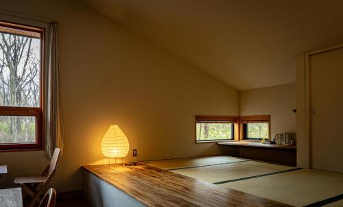 Postel nebo postele na pokoji v ubytování Nold forest house 那須高原の森の中で心地よく暮らす宿