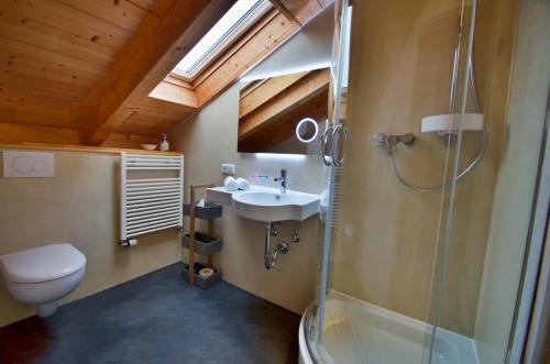 A bathroom at Hotel Ferienhaus Fux