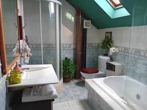 un bagno con vasca, lavandino e WC di Casa Ana a Redondela