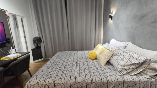 Un dormitorio con una cama con dos animales de peluche amarillos. en Loft Moderno e Aconchegante a Dois Passos da Feirinha do Alto!, en Teresópolis