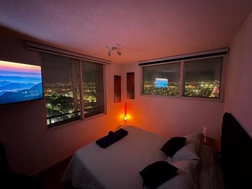 Postel nebo postele na pokoji v ubytování Amazing view of Santiago con Aire acondicionado y parking