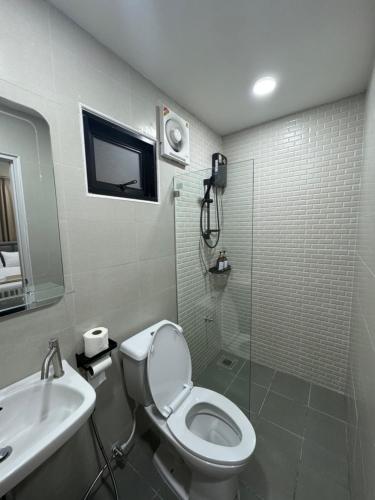 a bathroom with a toilet and a sink and a shower at Dertera Poolvilla เดอเทร่าพูลวิลล่า หาดใหญ่ in Hat Yai