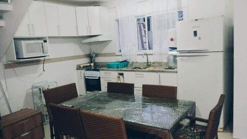 Kuchyň nebo kuchyňský kout v ubytování Casa em Villagio - Condomínio Morada da praia