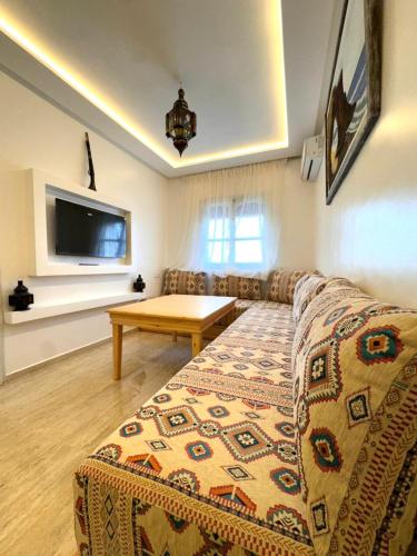 a living room with a couch and a table at Neuf appartement a marrakech in Marrakech