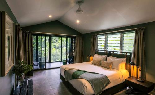 Postel nebo postele na pokoji v ubytování Daintree Ecolodge