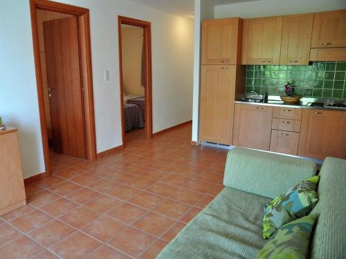 un salon avec un canapé et une cuisine dans l'établissement Apartment in Moriani-Plage by Sandy Beach, à San-Nicolao