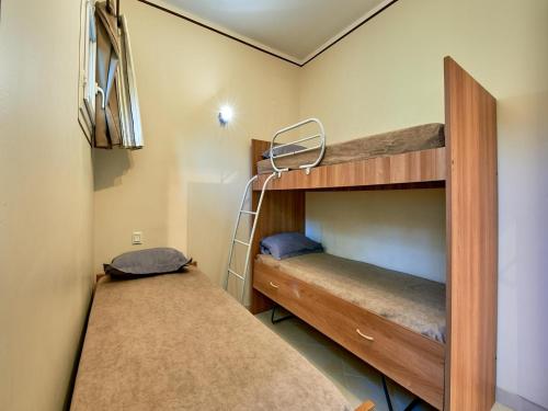 une chambre avec deux lits superposés et une échelle dans l'établissement Holiday home in southern Corsica, à Sari-Solenzara
