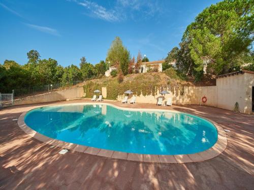 une piscine au milieu d'une cour dans l'établissement Holiday home in southern Corsica, à Sari-Solenzara