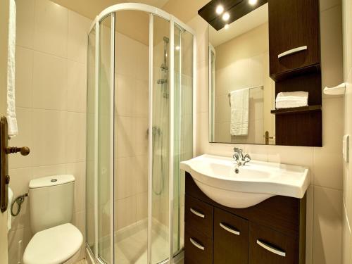 une salle de bain avec toilettes, lavabo et douche dans l'établissement Holiday home in southern Corsica, à Sari-Solenzara
