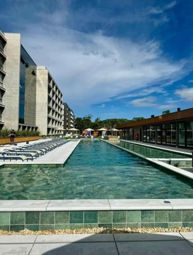 a large swimming pool in the middle of a building at Resort Xangri lá Atlântida piscina aquecida in Xangri-lá