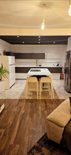 - une cuisine avec une table, deux chaises et un canapé dans l'établissement Maison 3 chambres, à Bastelicaccia