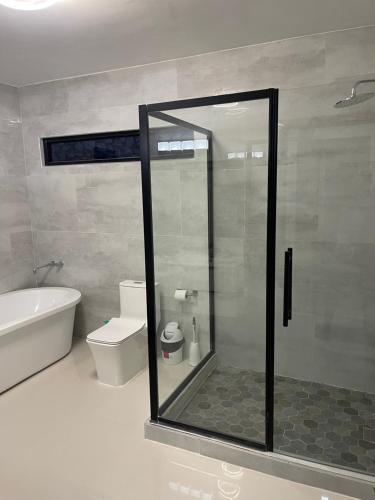 un baño con ducha y WC en Sun Shine Luxury Villas 3 Bedroom Ocho Rios, en Ocho Ríos