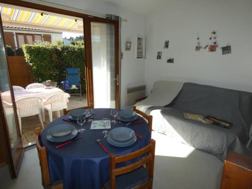 Photo de la galerie de l'établissement Maison de vacances 36m² avec piscine, terrasse et parking - Notre-Dame-de-Monts - FR-1-540-230, à Notre-Dame-de-Monts