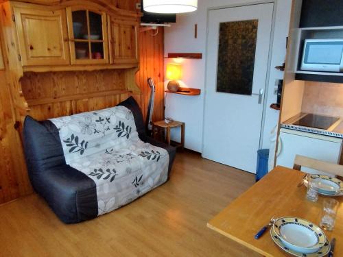 un salon avec un canapé et une table dans l'établissement Studio cabine calme aux Adrets-Prapoutel, 4 pers, à 350 m de l'ESF - FR-1-771-67, à Les Adrets