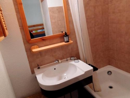 une salle de bain avec un lavabo, un miroir et une baignoire dans l'établissement Studio cabine calme aux Adrets-Prapoutel, 4 pers, à 350 m de l'ESF - FR-1-771-67, à Les Adrets