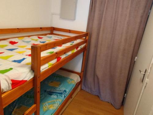 - une petite chambre avec des lits superposés et un rideau dans l'établissement Studio cabine calme aux Adrets-Prapoutel, 4 pers, à 350 m de l'ESF - FR-1-771-67, à Les Adrets