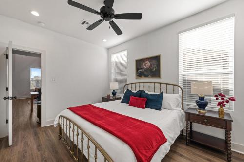 ein Schlafzimmer mit einem Bett und einem Deckenventilator in der Unterkunft Blues House King Bed Full Kitchen Fast WiFi in Lafayette