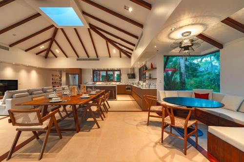 Televisyen dan/atau pusat hiburan di V151 Nicest Villa With The Best Views In Phuket
