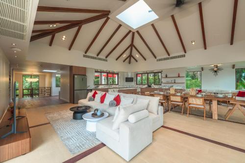 Ruang duduk di V151 Nicest Villa With The Best Views In Phuket