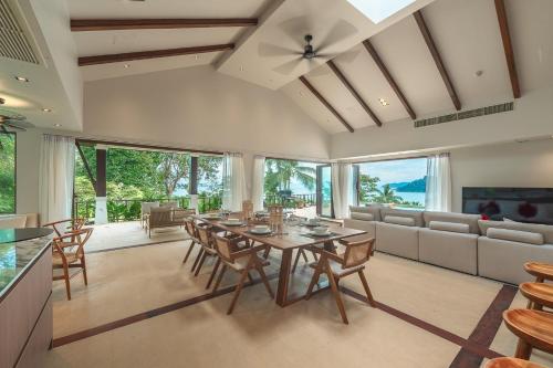Ruang duduk di V151 Nicest Villa With The Best Views In Phuket