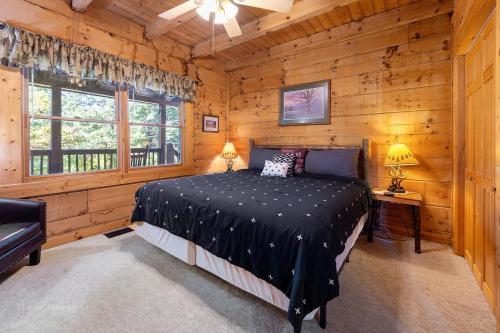 a bedroom with a bed in a log cabin at Eagles Point Cabin in Park Settlement