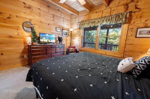 a bedroom with a bed in a log cabin at Eagles Point Cabin in Park Settlement