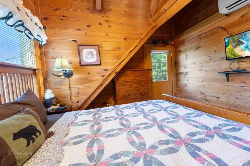 a bedroom with a large bed in a cabin at Eagles Point Cabin in Park Settlement