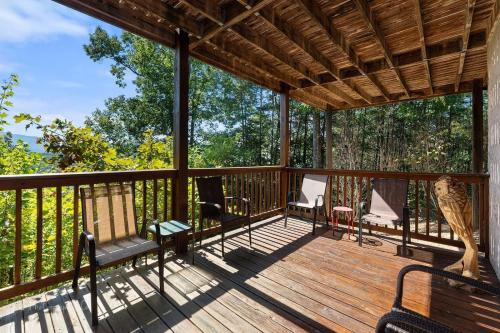 a screened in porch with two chairs on it at Eagles Point Cabin in Park Settlement