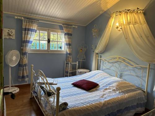 une chambre avec un lit avec un oreiller rouge dessus dans l'établissement Villa 5 pièces avec piscine privée près de la plage au Lavandou - FR-1-251-852, au Lavandou