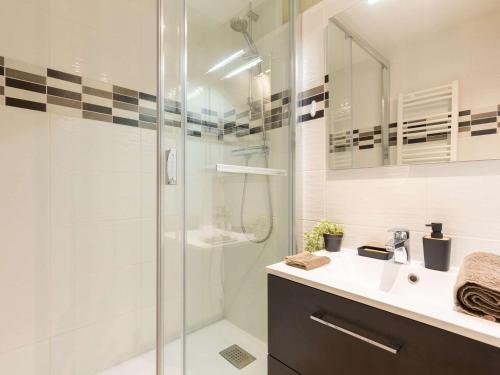 une salle de bain avec une douche, un lavabo et des toilettes dans l'établissement Appartement calme proche centre Saint-Lary avec parking et navette gratuite - FR-1-296-509, à Saint-Lary-Soulan