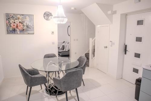 a dining room with a glass table and chairs at Newcastle Upon Tyne View Haven in Newcastle upon Tyne