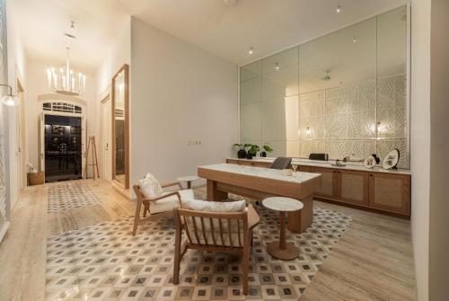 a large kitchen with a table and chairs at Casa Continental Hotel Boutique & Suites - Adults Only in Mérida