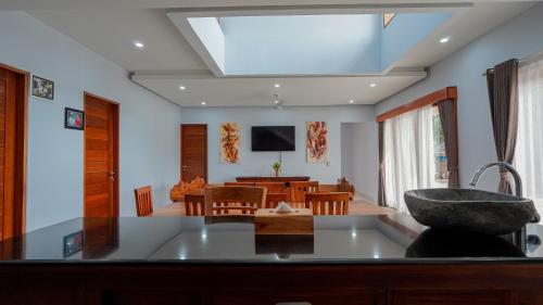 Μια τηλεόραση ή/και κέντρο ψυχαγωγίας στο Mona Bali Guest House