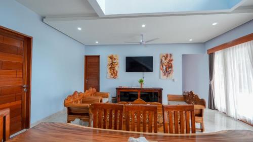 Μια τηλεόραση ή/και κέντρο ψυχαγωγίας στο Mona Bali Guest House
