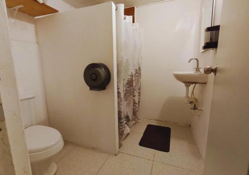 a bathroom with a toilet and a sink at Depa Familiar a 2 cuadras del Auditorio Benito Juárez in Veracruz