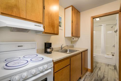 Kuchyň nebo kuchyňský kout v ubytování Ocean Suites Motel